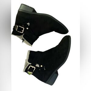 Forever 21 black boots gold hardware inside fuzzy white